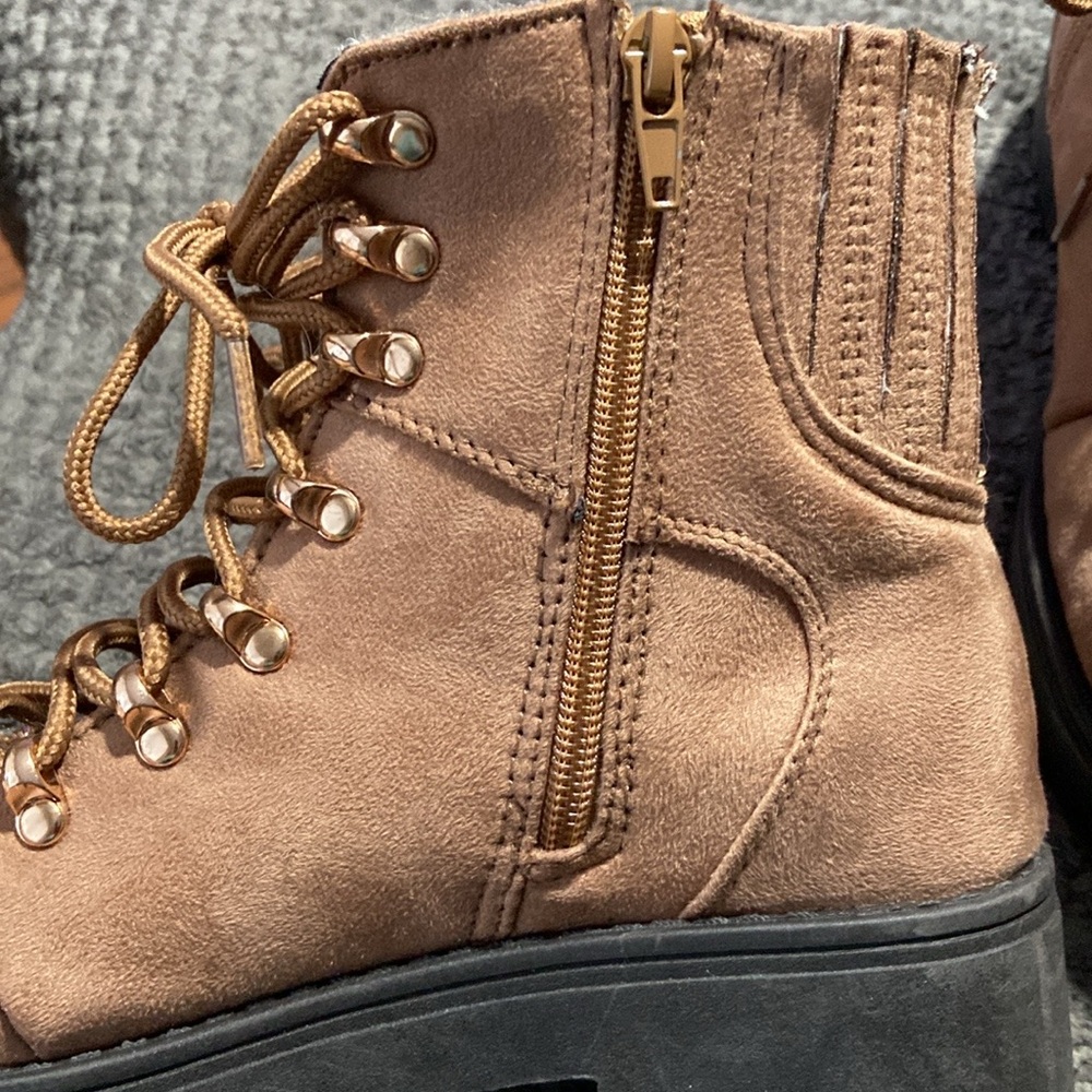 Size 7 JOURNEE COLLECTION womens lace up low heel TRAIL hiking boots - Picture 2 of 8
